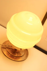Lampe a poser - Zoé - Globe en verre Vintage Opaline et Base en laiton